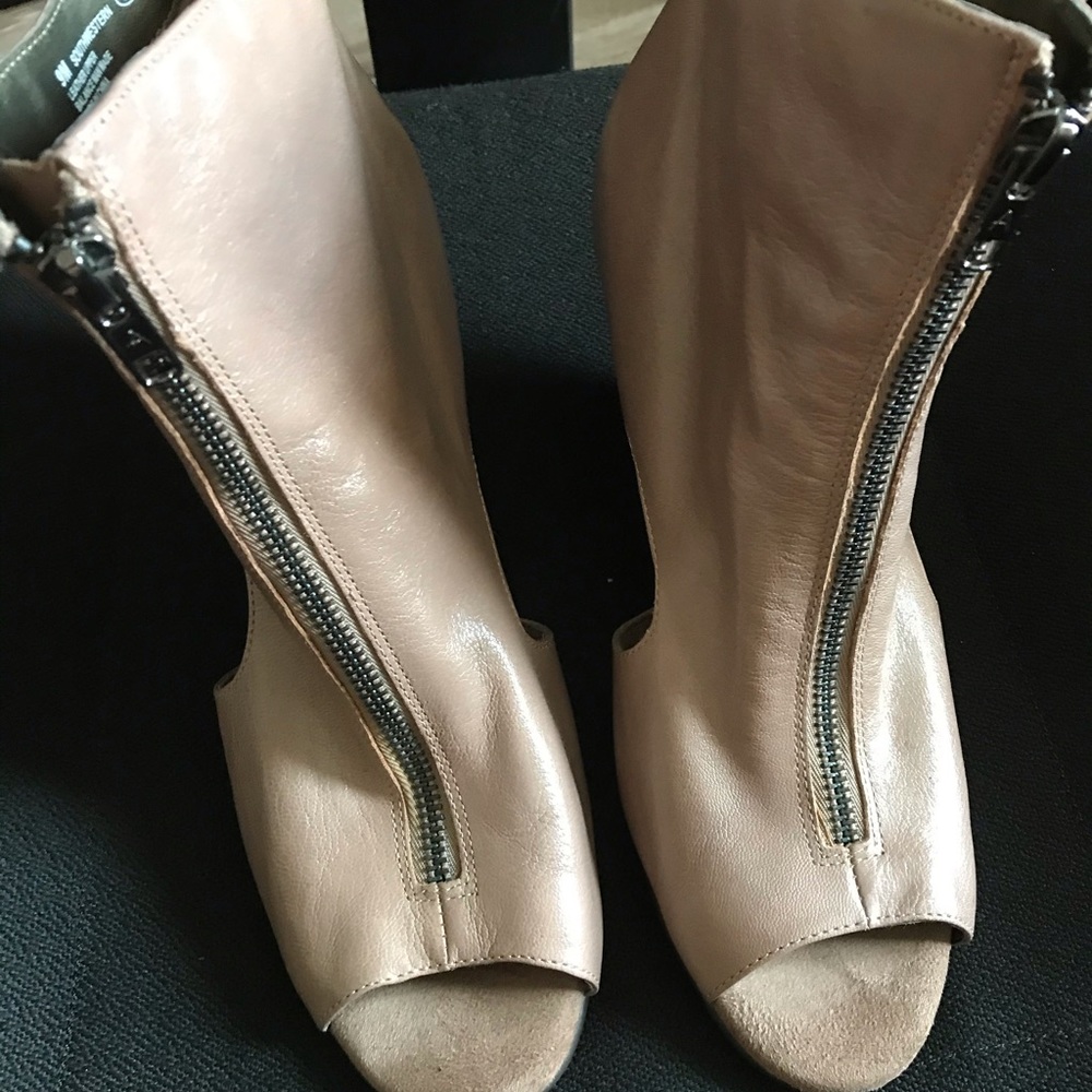 Aerosols wedge heels